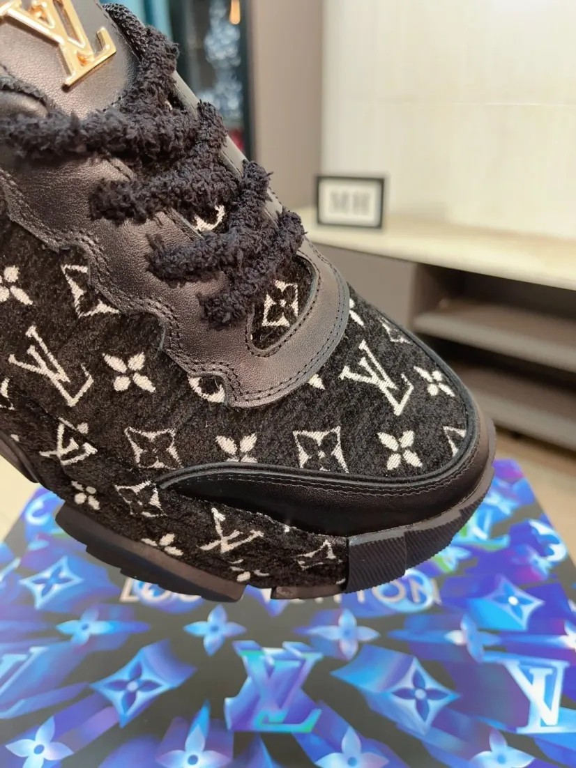 Men's men's shoes 💰580🌸🌸 LV style is novel and fashionable, the upper is made of imported cowhide + LV special materials! Super trendy design! It’s eye-catching! The leather is soft, delicate, shiny and translucent, showing the ultimate in pure handcraftsmanship, and the mesh is soft, comfortable and breathable! Size: 39-44 (38 45 customized)